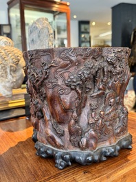 Grand pot &agrave; pinceaux en bois huanghuali sculpt&eacute; &agrave; d&eacute;cor tao&iuml;ste, Chine, 17/18&egrave;me