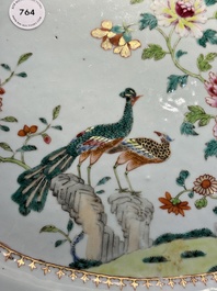 Plat de forme ovale en porcelaine de Chine famille rose &agrave; d&eacute;cor d'oiseaux pr&egrave;s de branches fleuries, Qianlong