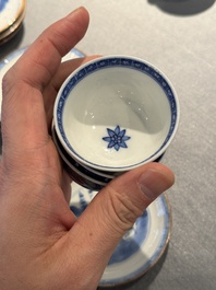12 tasses et 13 soucoupes en porcelaine de Chine en bleu et blanc, dont certaines &eacute;maill&eacute;es brun capucin, Kangxi/Qianlong
