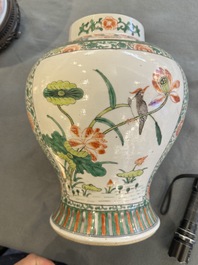 Deux vases couverts en porcelaine de Chine famille verte sur socle en bois, 19&egrave;me