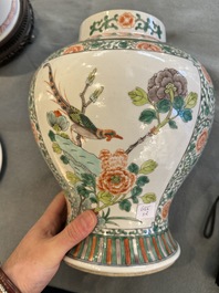 Deux vases couverts en porcelaine de Chine famille verte sur socle en bois, 19&egrave;me