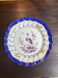 Assiette en porcelaine en &eacute;maux rose &agrave; d&eacute;cor dor&eacute; d'oiseaux et &agrave; bord bleu, Tournai, 18&egrave;me