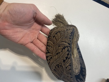 Een Iraanse met gouddraad geborduurde zijden kaftan, een hoed, een muntarmband en een Koranhouder, 19e eeuw
