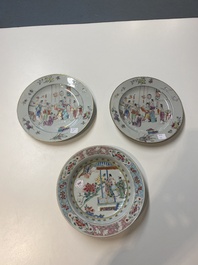 Paire d'assiettes en porcelaine de Chine famille rose &agrave; d&eacute;cor mandarin et une assiette &agrave; d&eacute;cor de 'Xi Xiang Ji' plate, Yongzheng/Qianlong