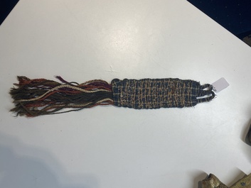 Een Iraanse met gouddraad geborduurde zijden kaftan, een hoed, een muntarmband en een Koranhouder, 19e eeuw