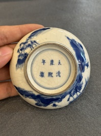 Deux bo&icirc;tes couvertes &agrave; p&acirc;te rouge en porcelaine de Chine en bleu et blanc, marque de Kangxi et feuille d'artemisia, 19&egrave;me