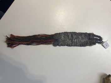 Een Iraanse met gouddraad geborduurde zijden kaftan, een hoed, een muntarmband en een Koranhouder, 19e eeuw
