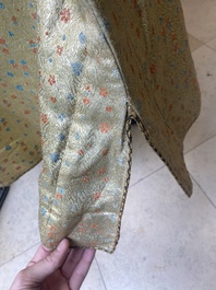 Een Iraanse met gouddraad geborduurde zijden kaftan, een hoed, een muntarmband en een Koranhouder, 19e eeuw