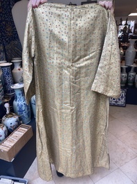 Een Iraanse met gouddraad geborduurde zijden kaftan, een hoed, een muntarmband en een Koranhouder, 19e eeuw