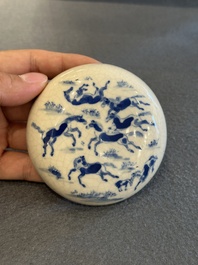 Deux bo&icirc;tes couvertes &agrave; p&acirc;te rouge en porcelaine de Chine en bleu et blanc, marque de Kangxi et feuille d'artemisia, 19&egrave;me