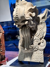 Een Chinese architecturale aardewerken tegel in de vorm van een drakenkop, Song/Jin