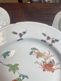 Six assiettes en porcelaine de Chine famille rose &agrave; d&eacute;cor floral, Qianlong