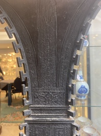 Een Chinese bronzen 'zun' vaas met taotie decor, Ming