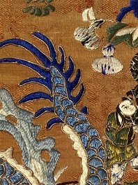 Deux panneaux en soie brod&eacute;e &agrave; d&eacute;cor de 'cent gar&ccedil;ons' et 'oiseaux et fleurs', Chine, 19&egrave;me