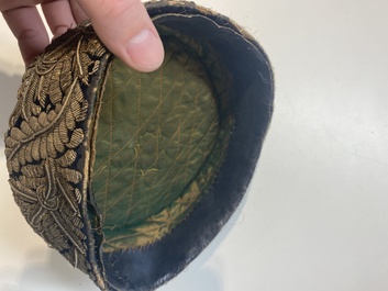 Een Iraanse met gouddraad geborduurde zijden kaftan, een hoed, een muntarmband en een Koranhouder, 19e eeuw