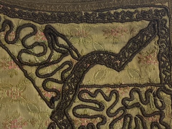 Een Iraanse met gouddraad geborduurde zijden kaftan, een hoed, een muntarmband en een Koranhouder, 19e eeuw