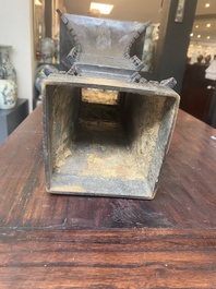 Vase de forme 'zun' en bronze &agrave; d&eacute;cor de taotie, Chine, Ming