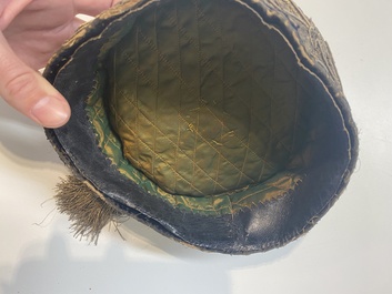 Een Iraanse met gouddraad geborduurde zijden kaftan, een hoed, een muntarmband en een Koranhouder, 19e eeuw