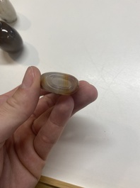 Neuf tabati&egrave;res en agate, Chine, 19/20&egrave;me