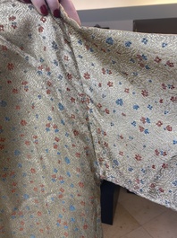Een Iraanse met gouddraad geborduurde zijden kaftan, een hoed, een muntarmband en een Koranhouder, 19e eeuw