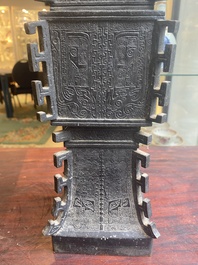 Vase de forme 'zun' en bronze &agrave; d&eacute;cor de taotie, Chine, Ming