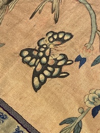 Deux panneaux en soie brod&eacute;e &agrave; d&eacute;cor de 'cent gar&ccedil;ons' et 'oiseaux et fleurs', Chine, 19&egrave;me