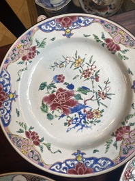 Trois assiettes, un beurrier et une soupi&egrave;re couverte en porcelaine de Chine famille rose, Qianlong