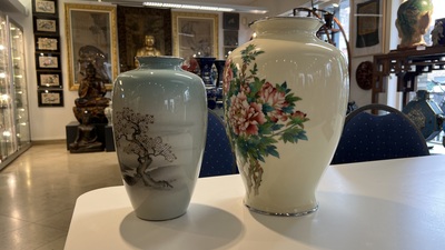 Twee Japanse cloisonn&eacute; vazen met floraal decor, Meiji/Taisho/Showa