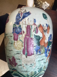 Paire de pots en porcelaine de Chine famille rose &agrave; d&eacute;cor de huit immortels mont&eacute;s en lampes, 19&egrave;me