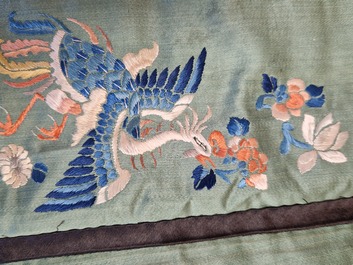 Une jupe &agrave; d&eacute;cor de dragons et ph&eacute;nix et un portefeuille en soie brod&eacute;e, Chine, 18/19&egrave;me