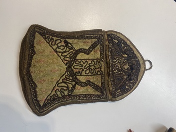 Een Iraanse met gouddraad geborduurde zijden kaftan, een hoed, een muntarmband en een Koranhouder, 19e eeuw
