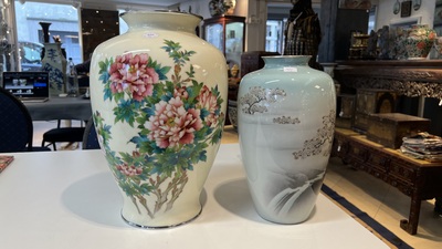 Twee Japanse cloisonn&eacute; vazen met floraal decor, Meiji/Taisho/Showa