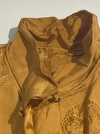 Quatre jupes en soie brod&eacute;e et trois vestes jaunes de type 'magua', Chine, 19/20&egrave;me