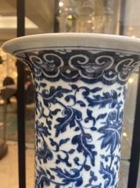 Een paar Chinese blauw-witte vazen en twee qianjiang cai vazen, 19/20e eeuw