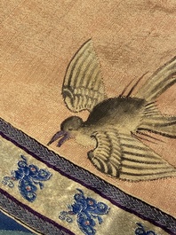 Deux panneaux en soie brod&eacute;e &agrave; d&eacute;cor de 'cent gar&ccedil;ons' et 'oiseaux et fleurs', Chine, 19&egrave;me