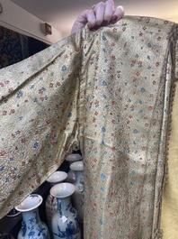 Een Iraanse met gouddraad geborduurde zijden kaftan, een hoed, een muntarmband en een Koranhouder, 19e eeuw