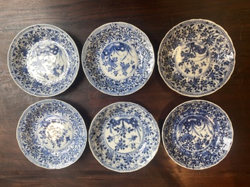 Een gevarieerde collectie van 18 stukken Chinees blauw-wit en famille rose porselein, Kangxi/Yongzheng