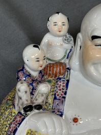 Twee Chinese famille rose figuren van Boeddha, Zhu Mao Ji Zao 朱茂記造 en Zhu Yitai 朱義泰 merk, Republiek