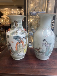 Een paar Chinese blauw-witte vazen en twee qianjiang cai vazen, 19/20e eeuw
