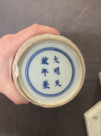 Zes diverse Chinese porseleinen vazen en &eacute;&eacute;n dekseldoos, 19/20e eeuw
