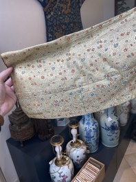 Een Iraanse met gouddraad geborduurde zijden kaftan, een hoed, een muntarmband en een Koranhouder, 19e eeuw