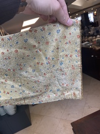 Een Iraanse met gouddraad geborduurde zijden kaftan, een hoed, een muntarmband en een Koranhouder, 19e eeuw