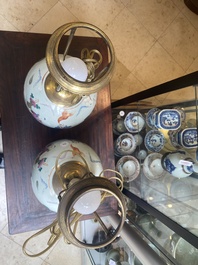 Paire de pots en porcelaine de Chine famille rose &agrave; d&eacute;cor de huit immortels mont&eacute;s en lampes, 19&egrave;me