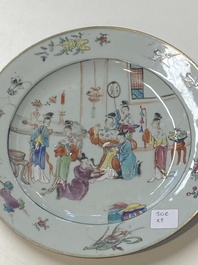 Paire d'assiettes en porcelaine de Chine famille rose &agrave; d&eacute;cor mandarin et une assiette &agrave; d&eacute;cor de 'Xi Xiang Ji' plate, Yongzheng/Qianlong