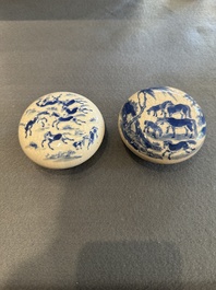 Deux bo&icirc;tes couvertes &agrave; p&acirc;te rouge en porcelaine de Chine en bleu et blanc, marque de Kangxi et feuille d'artemisia, 19&egrave;me