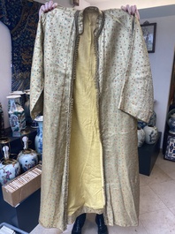 Een Iraanse met gouddraad geborduurde zijden kaftan, een hoed, een muntarmband en een Koranhouder, 19e eeuw