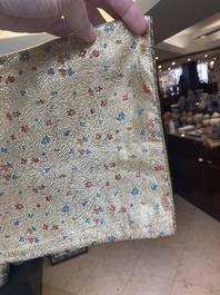 Een Iraanse met gouddraad geborduurde zijden kaftan, een hoed, een muntarmband en een Koranhouder, 19e eeuw