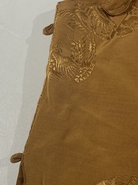 Vier Chinese geborduurde zijden rokken en drie gele 'magua' jasjes, 19/20e eeuw