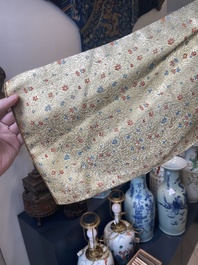 Een Iraanse met gouddraad geborduurde zijden kaftan, een hoed, een muntarmband en een Koranhouder, 19e eeuw