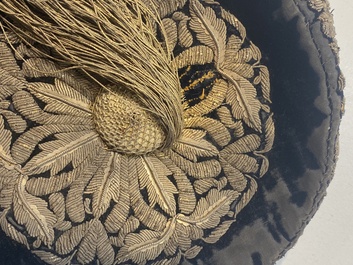 Een Iraanse met gouddraad geborduurde zijden kaftan, een hoed, een muntarmband en een Koranhouder, 19e eeuw